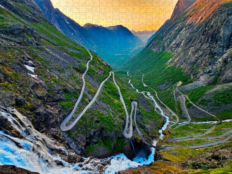 Die Passstraße Trollstigen mit elf Haarnadelkurven - CALVENDO Foto-Puzzle'