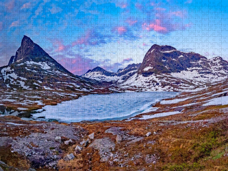 Der Gebirgssee Bispevatnet am Fuße der Bispen - CALVENDO Foto-Puzzle'