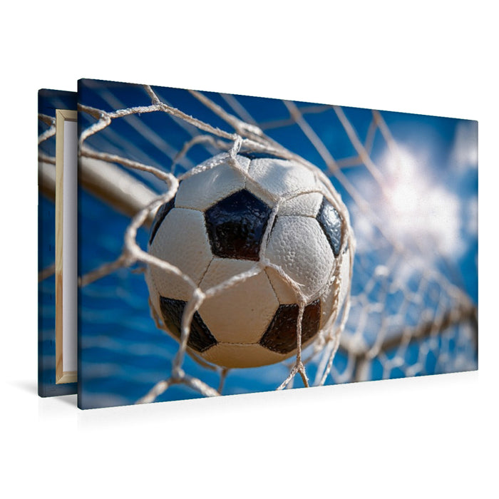 Premium Textil-Leinwand Ein Fußball schlägt kraftvoll im Tornetz ein und fängt den Moment des Erfolgs im perfekten Augenblick ein.