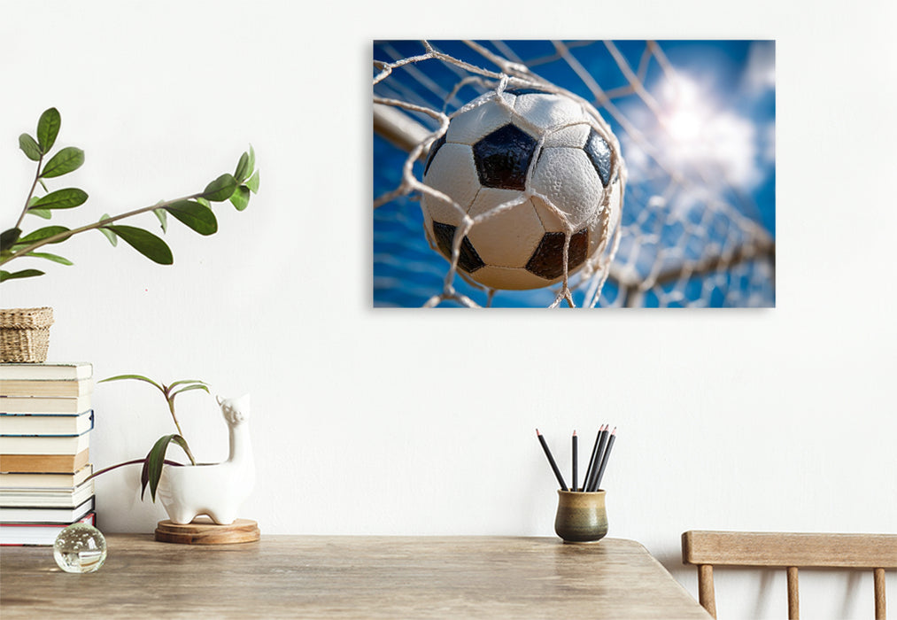 Premium Textil-Leinwand Ein Fußball schlägt kraftvoll im Tornetz ein und fängt den Moment des Erfolgs im perfekten Augenblick ein.