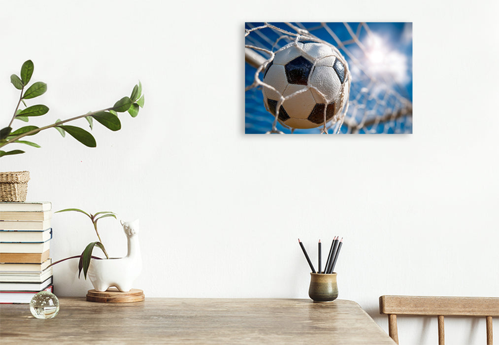 Premium Textil-Leinwand Ein Fußball schlägt kraftvoll im Tornetz ein und fängt den Moment des Erfolgs im perfekten Augenblick ein.