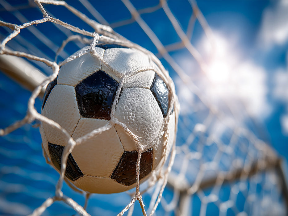 Ein Fußball schlägt kraftvoll im Tornetz ein und fängt den Moment des Erfolgs im perfekten Augenblick ein. - CALVENDO Foto-Puzzle'
