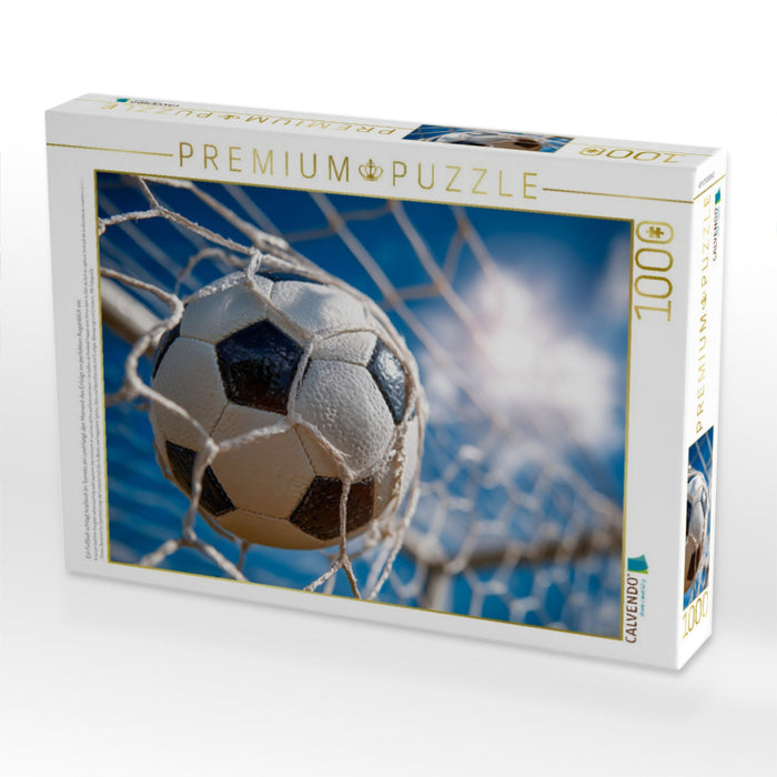 Ein Fußball schlägt kraftvoll im Tornetz ein und fängt den Moment des Erfolgs im perfekten Augenblick ein. - CALVENDO Foto-Puzzle'