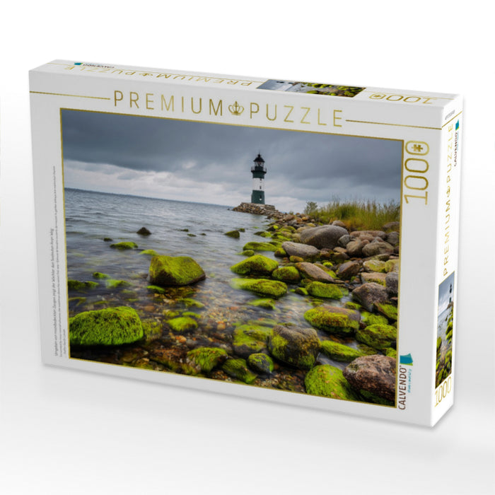 Umgeben von moosbedeckten Zeugen zeigt der Wächter den Seeleuten ihren Weg - CALVENDO Foto-Puzzle'