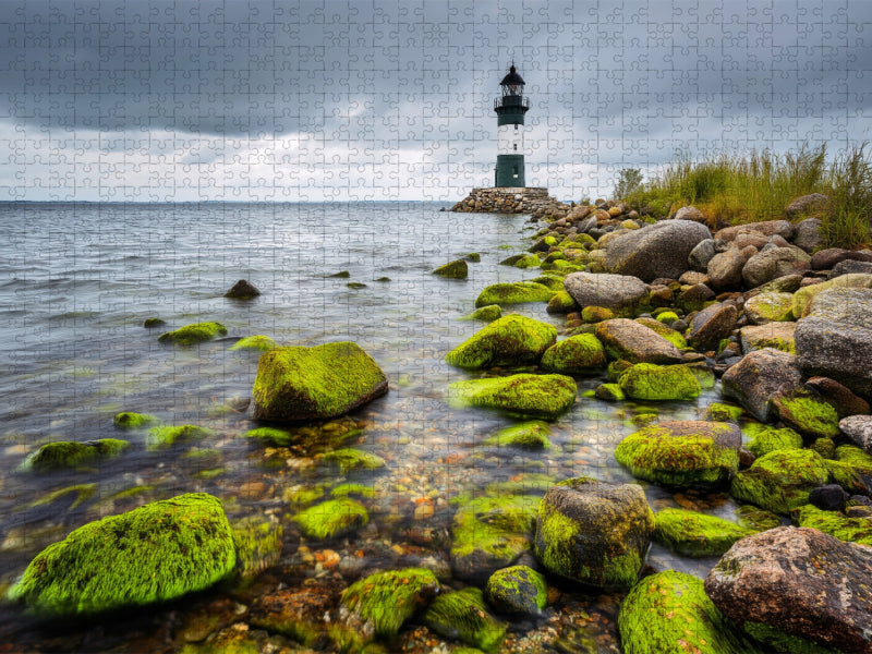 Umgeben von moosbedeckten Zeugen zeigt der Wächter den Seeleuten ihren Weg - CALVENDO Foto-Puzzle'