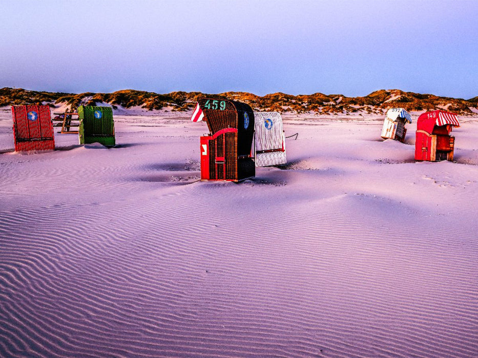 Strandkörbe nach einer stürmischer Nacht vor Sonnenaufgang - CALVENDO Foto-Puzzle'