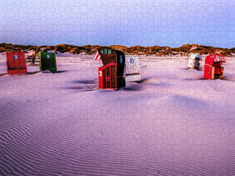 Strandkörbe nach einer stürmischer Nacht vor Sonnenaufgang - CALVENDO Foto-Puzzle'