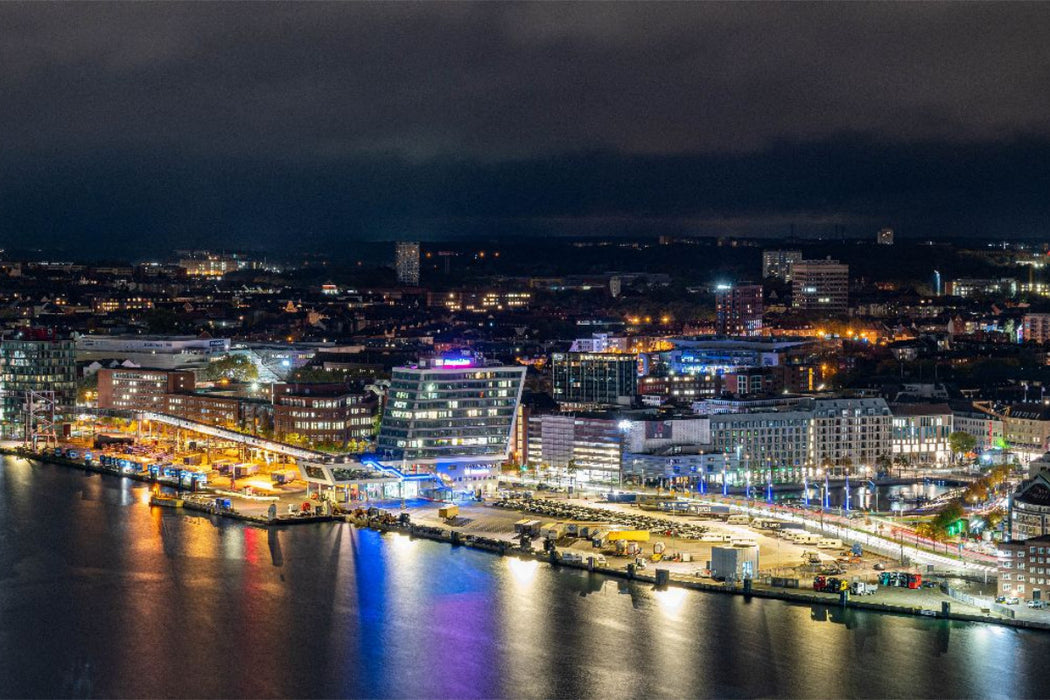 Premium Textil-Leinwand Bootshafen von oben – funkelnde Lichter im Dunkeln