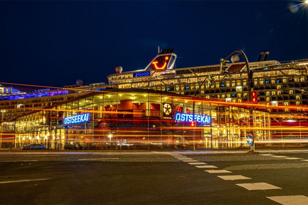Premium Textil-Leinwand Ostseekai im Dunkeln – Lichtspuren am Cruise Terminal