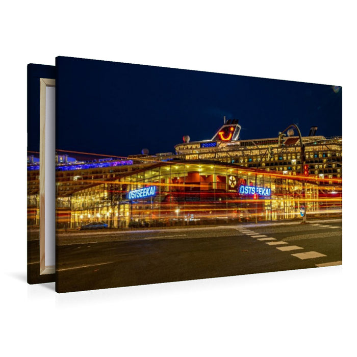 Premium Textil-Leinwand Ostseekai im Dunkeln – Lichtspuren am Cruise Terminal