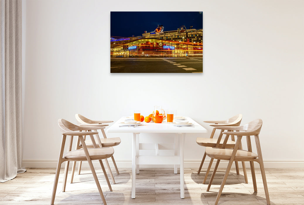 Premium Textil-Leinwand Ostseekai im Dunkeln – Lichtspuren am Cruise Terminal