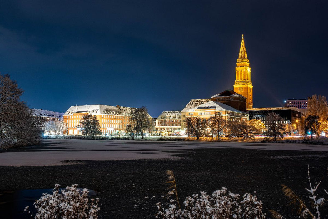 Premium Textil-Leinwand Kieler Rathaus im Schnee, gesehen über den Kleinen Kiel