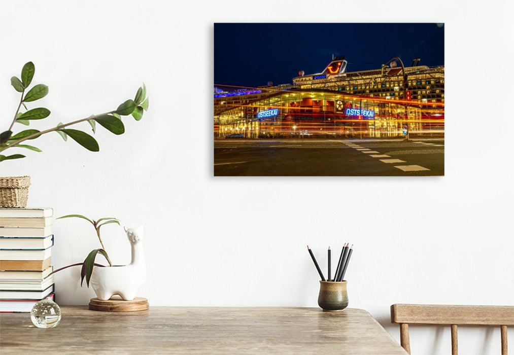 Premium Textil-Leinwand Ostseekai im Dunkeln – Lichtspuren am Cruise Terminal