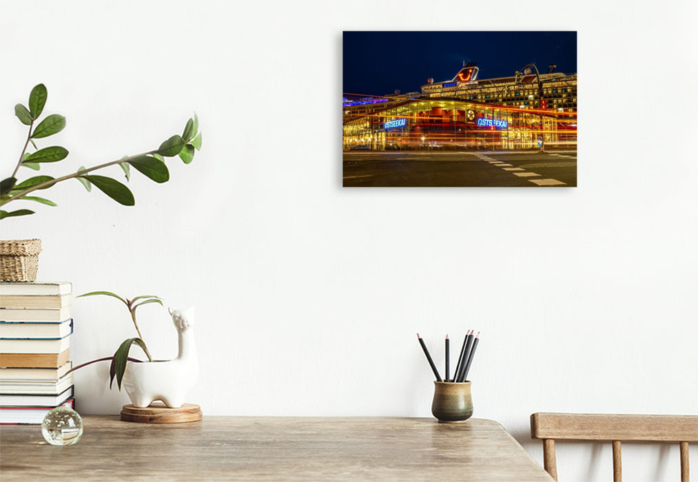 Premium Textil-Leinwand Ostseekai im Dunkeln – Lichtspuren am Cruise Terminal