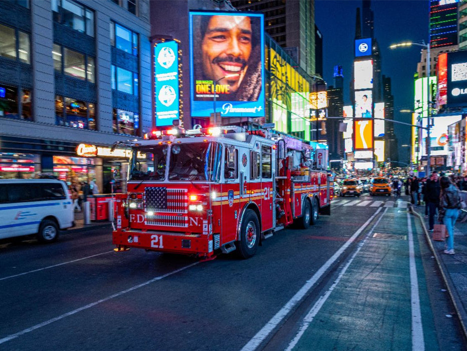Nachts am Times Square — Blaulicht in der Lichterflut - CALVENDO Foto-Puzzle'