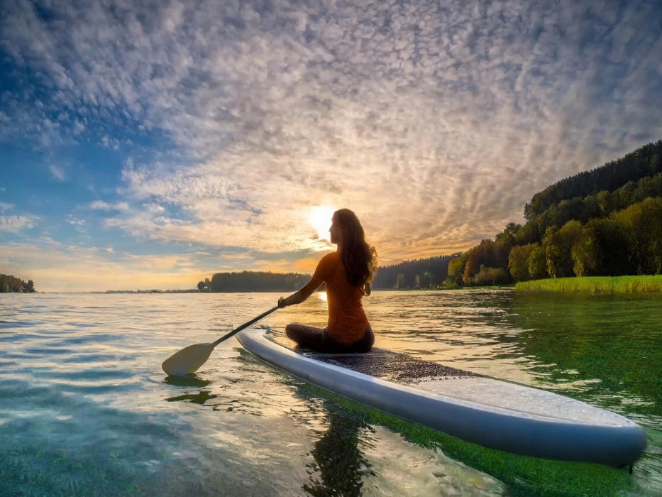 Eine Frau sitzt auf ihrem Board und schaut in den Sonnenuntergang - CALVENDO Foto-Puzzle'