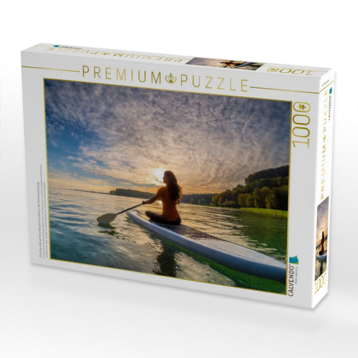 Eine Frau sitzt auf ihrem Board und schaut in den Sonnenuntergang - CALVENDO Foto-Puzzle'