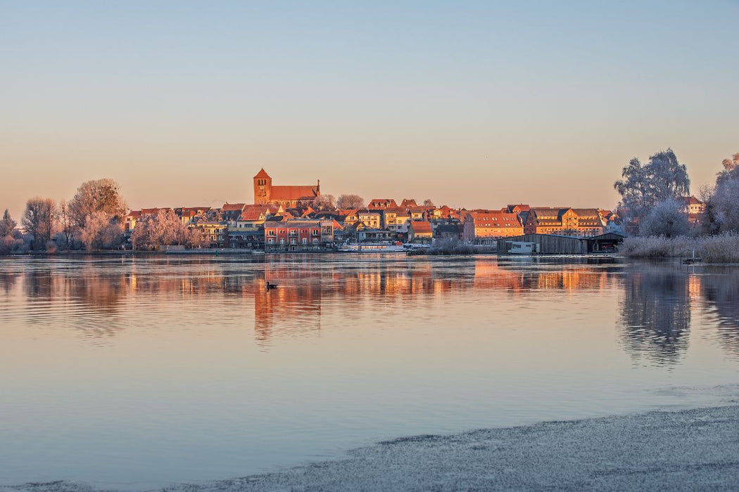 Premium Textil-Leinwand Waren Müritz Altstadt im Frost mit Georgenkirche