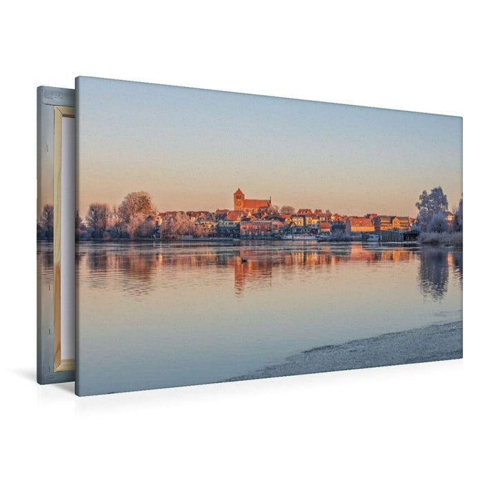 Premium Textil-Leinwand Waren Müritz Altstadt im Frost mit Georgenkirche