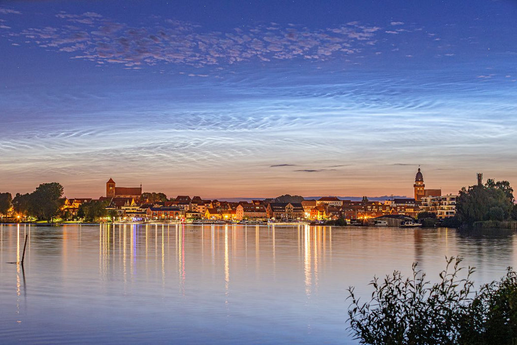 Premium Textil-Leinwand Leuchtende Nachtwolken über Waren Müritz