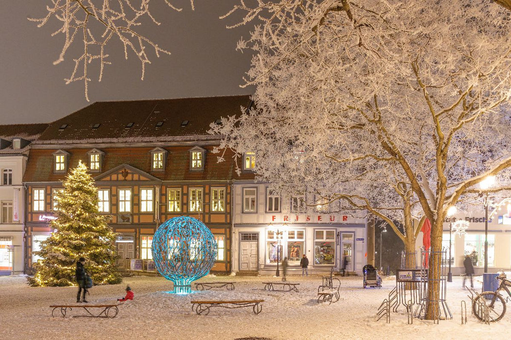 Premium Textil-Leinwand Marktplatz Waren Müritz im Winter mit Weihnachtsbeleuchtung