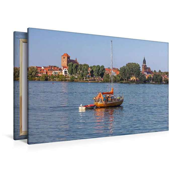 Premium Textil-Leinwand Historisches Segelboot vor der Altstadt von Waren Müritz