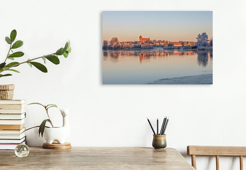 Premium Textil-Leinwand Waren Müritz Altstadt im Frost mit Georgenkirche