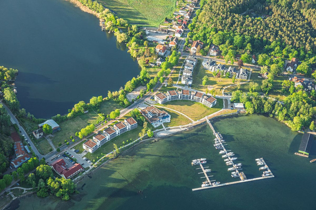 Premium Textil-Leinwand MareMüritz mit dem Jachthafen am Müritzufer vom Heißluftballon aus