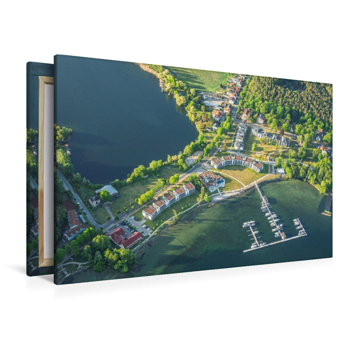 Premium Textil-Leinwand MareMüritz mit dem Jachthafen am Müritzufer vom Heißluftballon aus