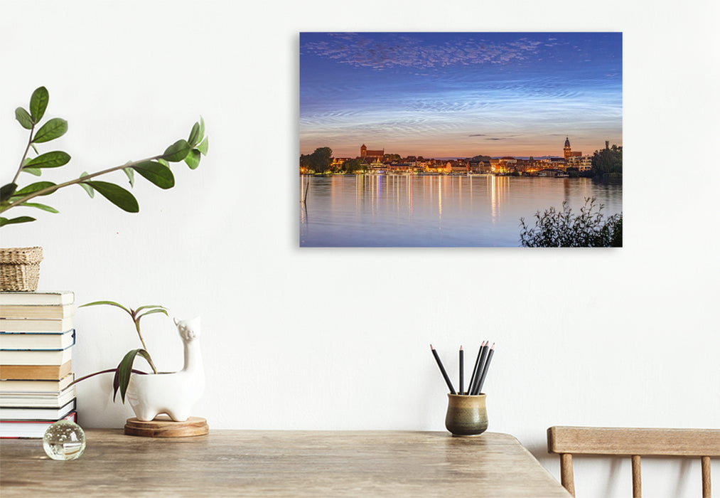 Premium Textil-Leinwand Leuchtende Nachtwolken über Waren Müritz