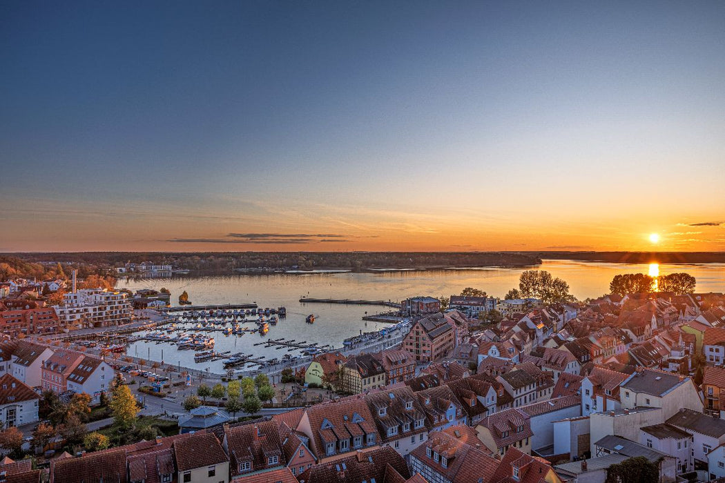 Premium Textil-Leinwand Blick vom Turm der Marienkirche auf die Altstadt, den Stadthafen und die Müritz beim Sonnenuntergang