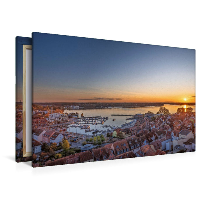 Premium Textil-Leinwand Blick vom Turm der Marienkirche auf die Altstadt, den Stadthafen und die Müritz beim Sonnenuntergang