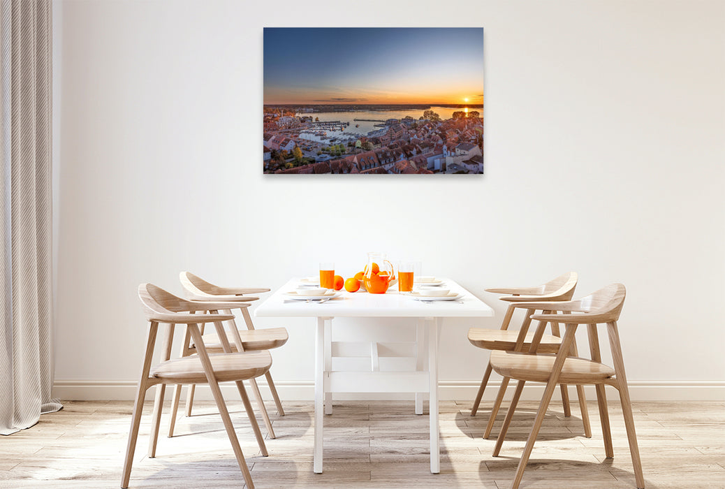 Premium Textil-Leinwand Blick vom Turm der Marienkirche auf die Altstadt, den Stadthafen und die Müritz beim Sonnenuntergang