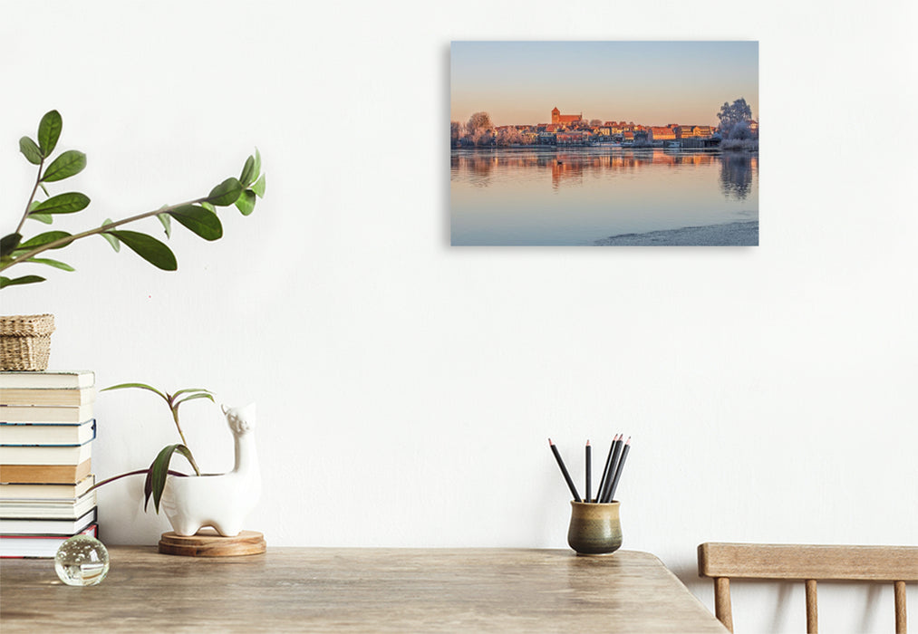 Premium Textil-Leinwand Waren Müritz Altstadt im Frost mit Georgenkirche