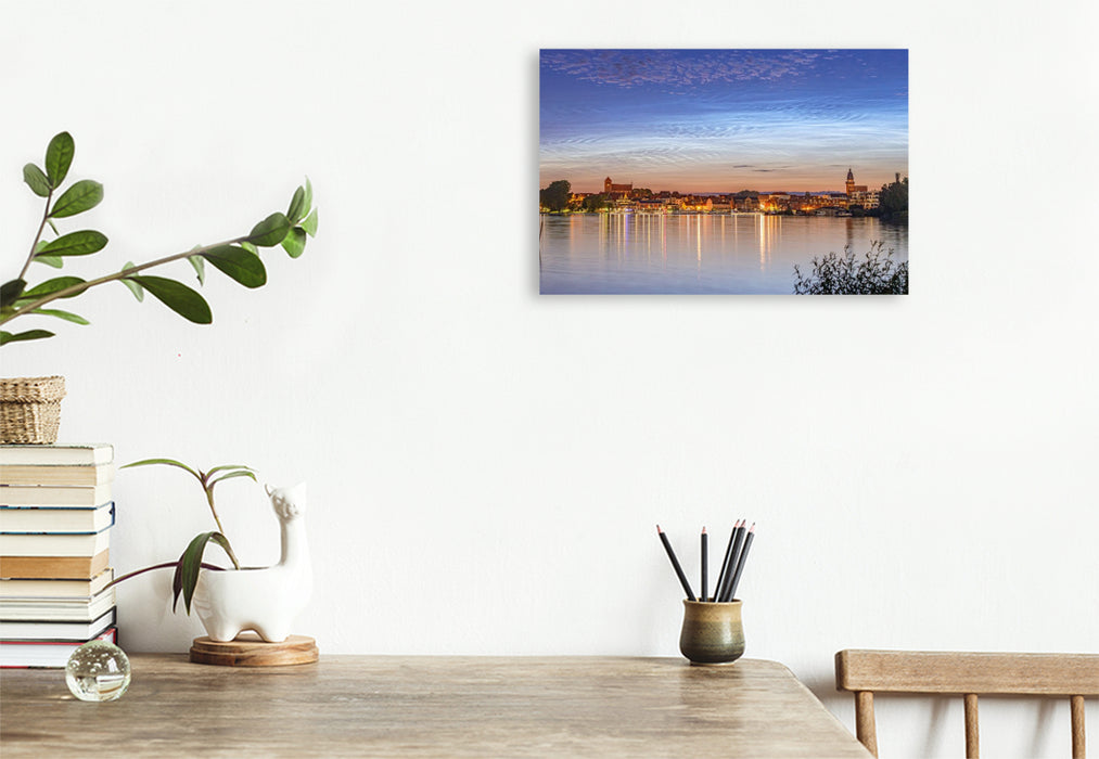 Premium Textil-Leinwand Leuchtende Nachtwolken über Waren Müritz