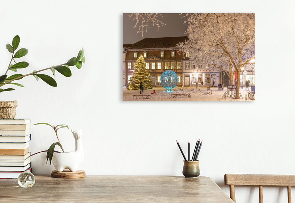 Premium Textil-Leinwand Marktplatz Waren Müritz im Winter mit Weihnachtsbeleuchtung