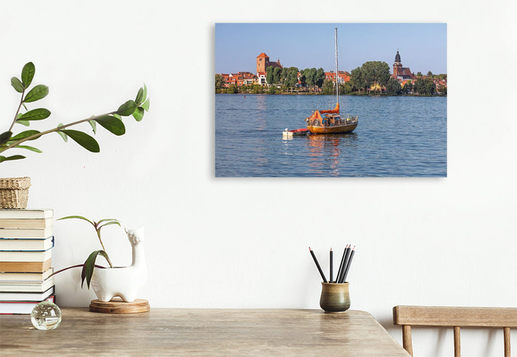 Premium Textil-Leinwand Historisches Segelboot vor der Altstadt von Waren Müritz