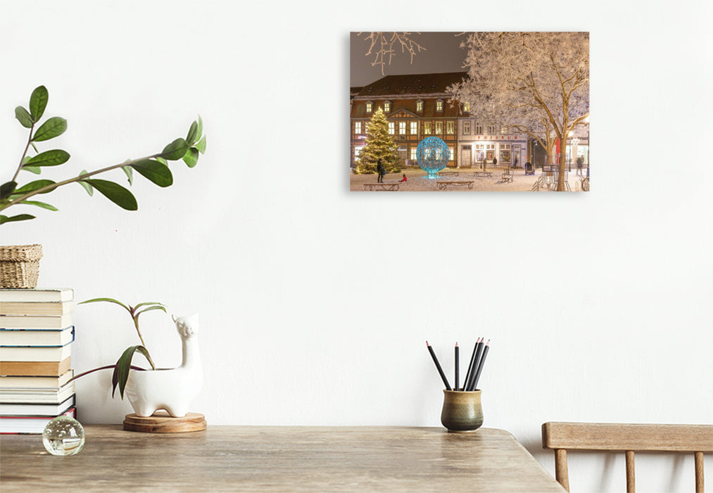 Premium Textil-Leinwand Marktplatz Waren Müritz im Winter mit Weihnachtsbeleuchtung
