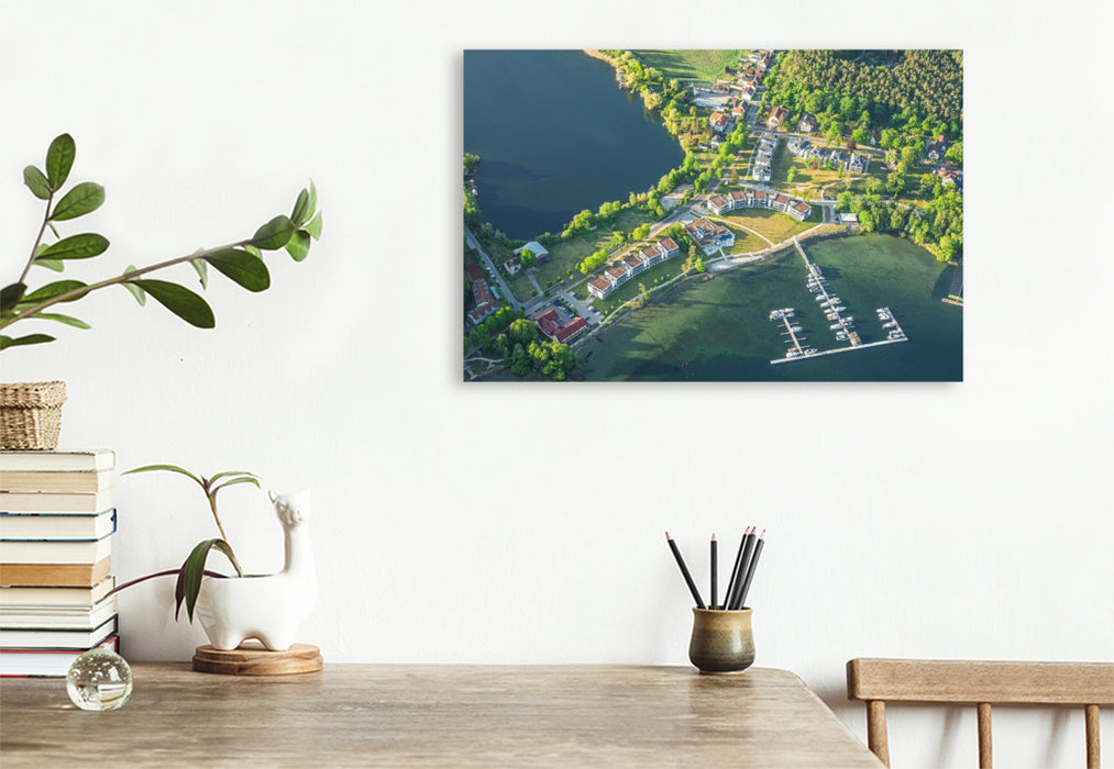 Premium Textil-Leinwand MareMüritz mit dem Jachthafen am Müritzufer vom Heißluftballon aus