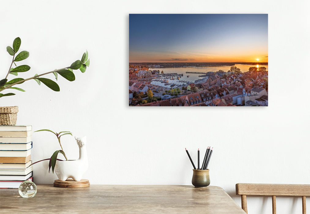 Premium Textil-Leinwand Blick vom Turm der Marienkirche auf die Altstadt, den Stadthafen und die Müritz beim Sonnenuntergang