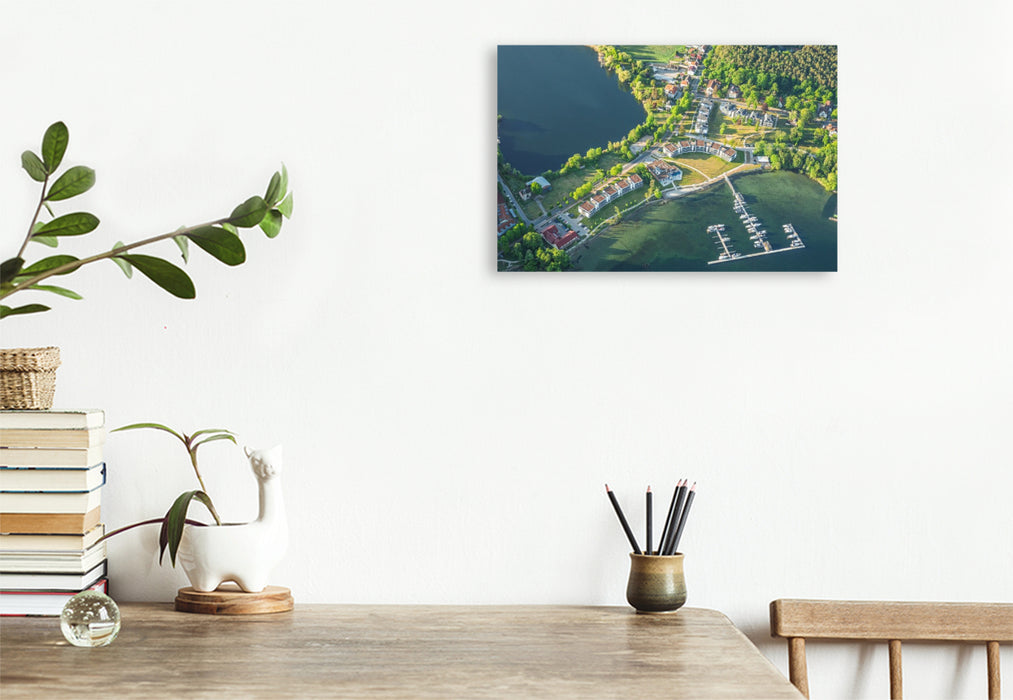 Premium Textil-Leinwand MareMüritz mit dem Jachthafen am Müritzufer vom Heißluftballon aus