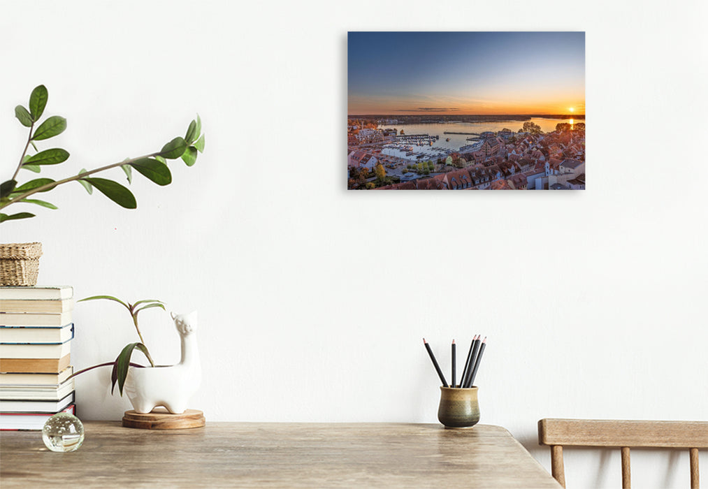 Premium Textil-Leinwand Blick vom Turm der Marienkirche auf die Altstadt, den Stadthafen und die Müritz beim Sonnenuntergang