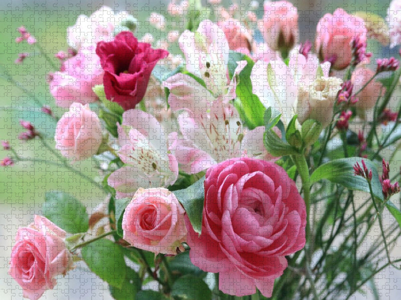 Blumenstrauß mit Rosen, Ranunkel und Inkalilien - CALVENDO Foto-Puzzle'