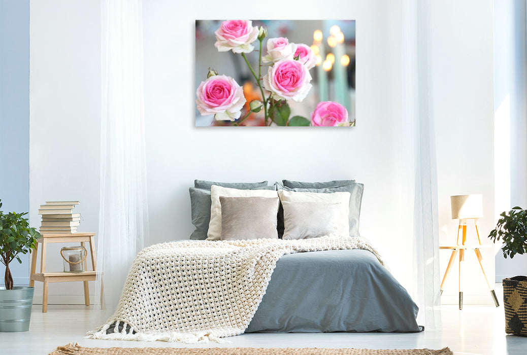 Premium Textil-Leinwand Rosa Rosen mit brennenden Kerzen im Hintergrund