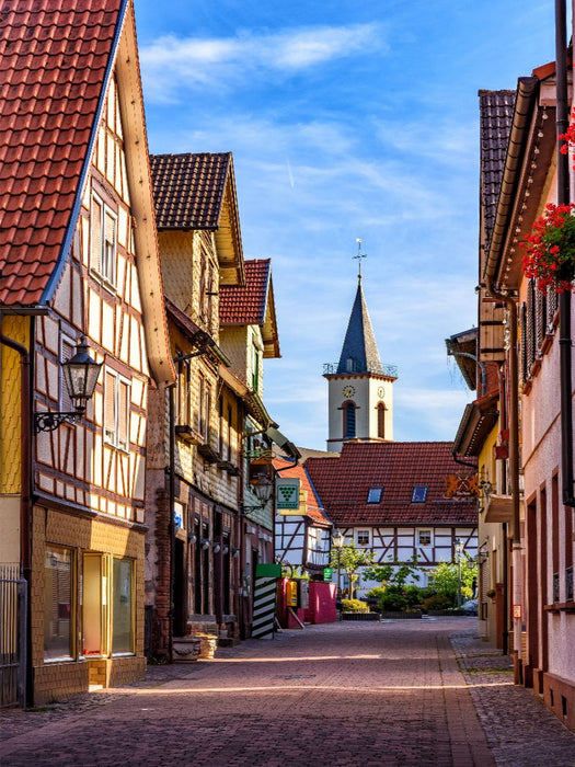 Historische Bürgerhäuser in der Burgstraße mit Turm der evangelischen Kirche, Lindenfels im Odenwald in Hessen - CALVENDO Foto-Puzzle'