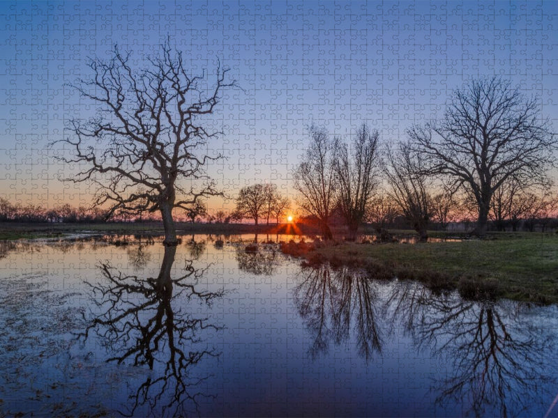 Spiegelglatter Teich bei Sonnenuntergang im März - CALVENDO Foto-Puzzle'
