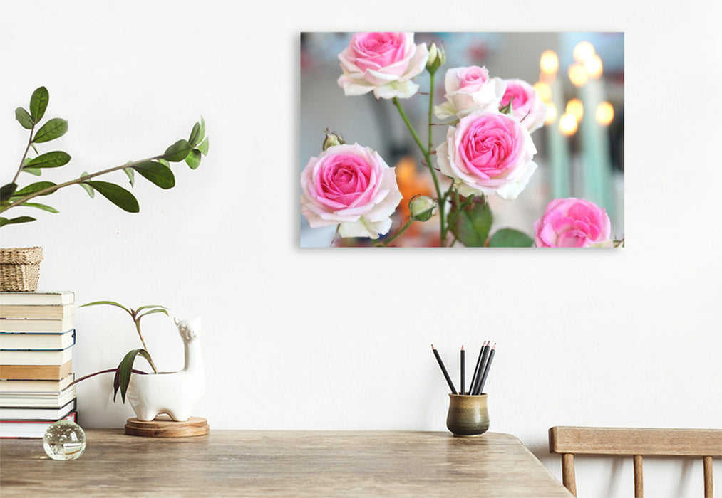 Premium Textil-Leinwand Rosa Rosen mit brennenden Kerzen im Hintergrund