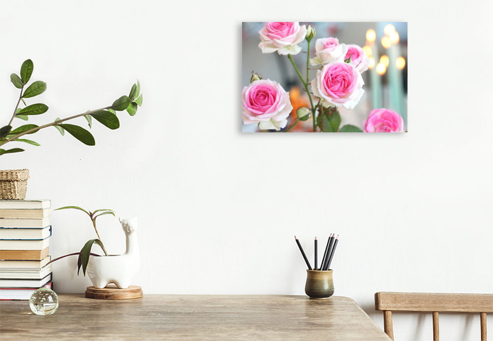 Premium Textil-Leinwand Rosa Rosen mit brennenden Kerzen im Hintergrund