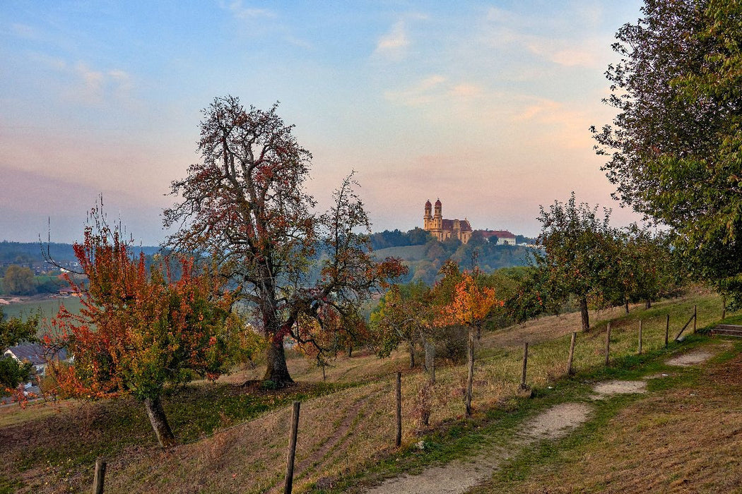 Premium Textil-Leinwand Die Wallfahrtskirche in Ellwangen im Sonnenuntergang, Baden-Württemberg, Deutschland