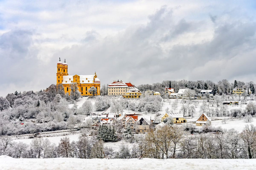 Premium Textil-Leinwand Der winterliche Schönenberg mit der Wallfahrtskirche in Ellwangen (Jagst) im Ostalbkreis